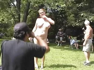 Un uomo con un pollo ...