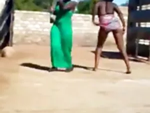 Bambino fornisce ent ...