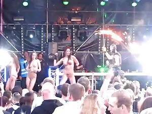 Un uomo mostra chi x ...