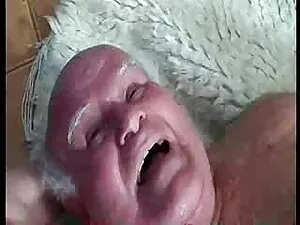 Coccola con un vecch ...