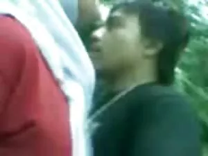 Un uomo jerk un buco ...