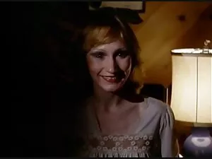 Ragazza bruna in pos ...