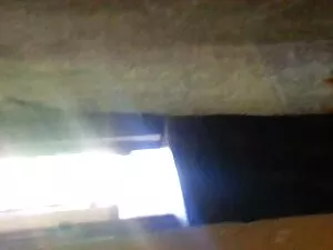 Un uomo accende i me ...