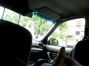 La ragazza rossa ha  ...